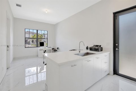 Купить виллу или дом в Мирамар, Флорида 4 спальни, 337.51м2, № 1996042 - фото 20