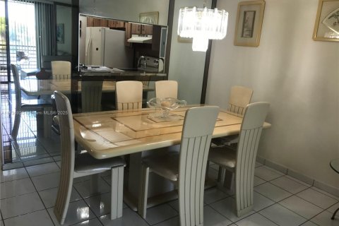 Condominio en venta en Pembroke Pines, Florida, 1 dormitorio, 71.81 m2 № 2010122 - foto 10