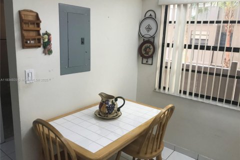 Condominio en venta en Pembroke Pines, Florida, 1 dormitorio, 71.81 m2 № 2010122 - foto 11