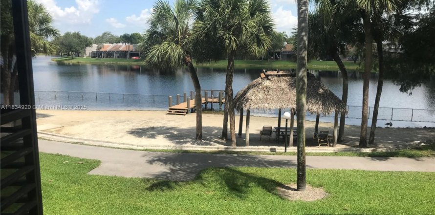 Condominio en Pembroke Pines, Florida, 1 dormitorio  № 2010122