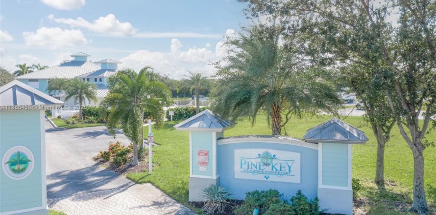 Condominio en Cape Coral, Florida, 2 dormitorios № 1892948