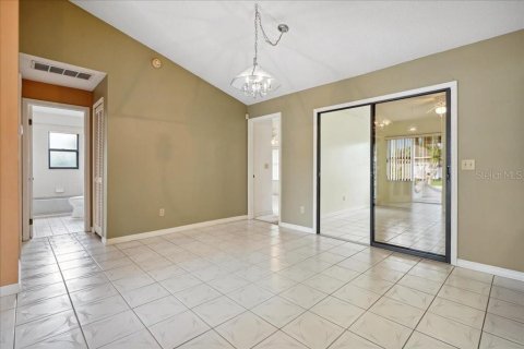 House in Palm Coast, Florida 3 bedrooms, 164.72 sq.m. № 2123810 - photo 12