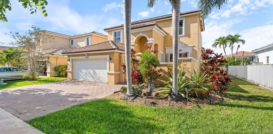 Casa en Miramar, Florida 4 dormitorios, 216.09 m2 № 1655303