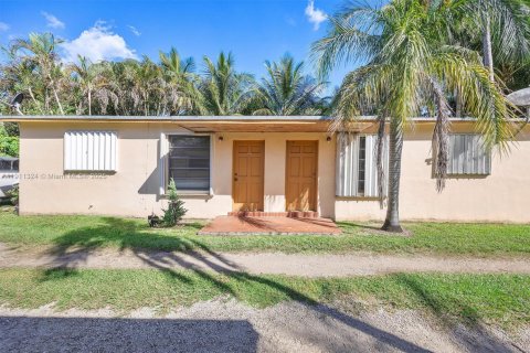 Коммерческая недвижимость в Майами, Флорида 125.6м2 № 2019423