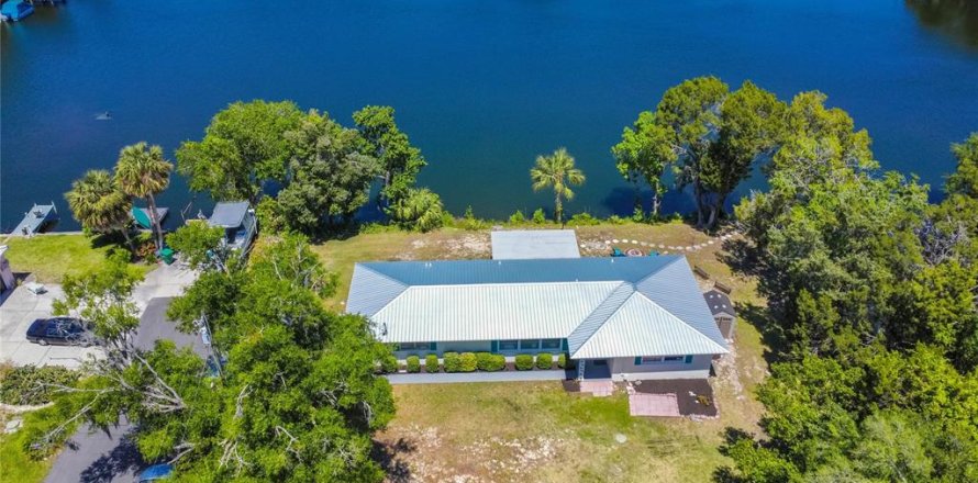 Villa ou maison à Crystal River, Floride 3 chambres, 113.71 m2 № 1767927