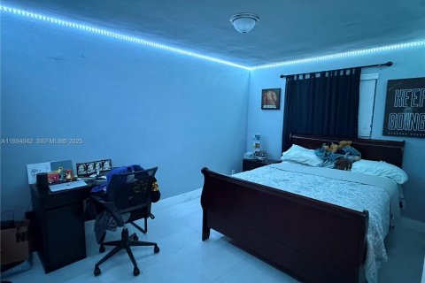 Casa en venta en Pembroke Pines, Florida, 4 dormitorios, 179.77 m2 № 1992324 - foto 18