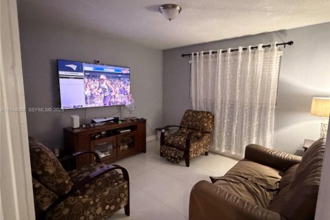 Casa en venta en Pembroke Pines, Florida, 4 dormitorios, 179.77 m2 № 1992324 - foto 13