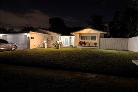 Casa en venta en Pembroke Pines, Florida, 4 dormitorios, 179.77 m2 № 1992324 - foto 3