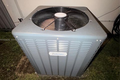 Casa en venta en Pembroke Pines, Florida, 4 dormitorios, 179.77 m2 № 1992324 - foto 27