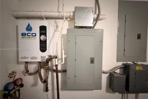 Casa en venta en Pembroke Pines, Florida, 4 dormitorios, 179.77 m2 № 1992324 - foto 28