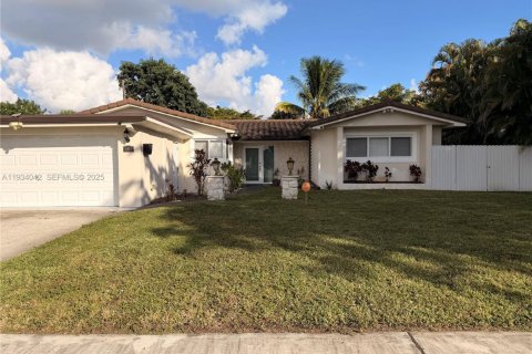 Casa en venta en Pembroke Pines, Florida, 4 dormitorios, 179.77 m2 № 1992324 - foto 1