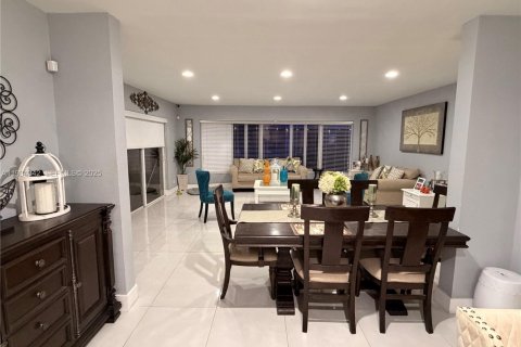 Casa en venta en Pembroke Pines, Florida, 4 dormitorios, 179.77 m2 № 1992324 - foto 7