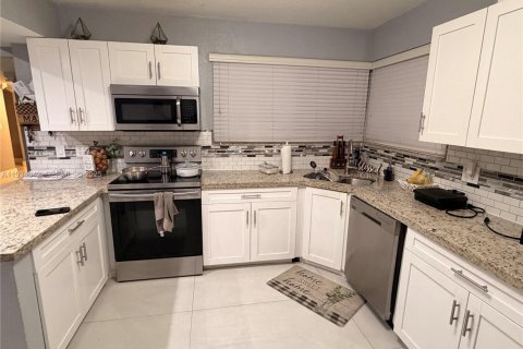 Casa en venta en Pembroke Pines, Florida, 4 dormitorios, 179.77 m2 № 1992324 - foto 9