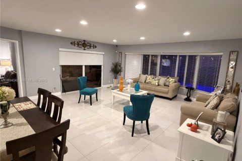 Casa en venta en Pembroke Pines, Florida, 4 dormitorios, 179.77 m2 № 1992324 - foto 6