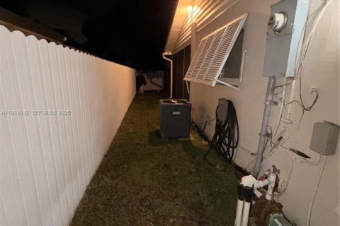 Casa en venta en Pembroke Pines, Florida, 4 dormitorios, 179.77 m2 № 1992324 - foto 23