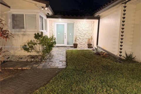 Casa en venta en Pembroke Pines, Florida, 4 dormitorios, 179.77 m2 № 1992324 - foto 4