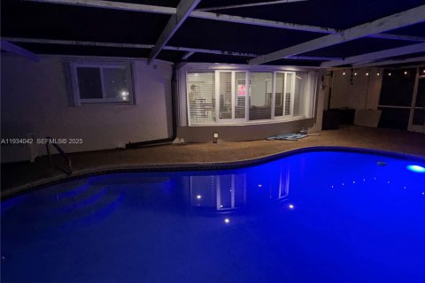 Casa en venta en Pembroke Pines, Florida, 4 dormitorios, 179.77 m2 № 1992324 - foto 21