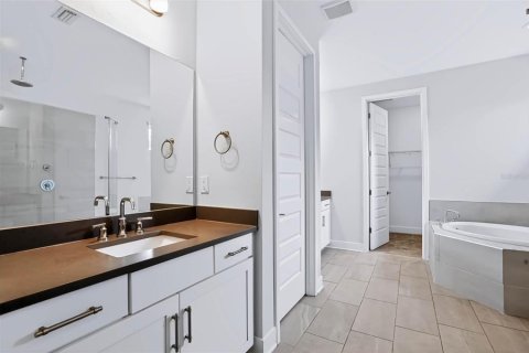 Casa en venta en Tampa, Florida, 4 dormitorios, 286.79 m2 № 2406387 - foto 29