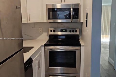 Condo in North Miami, Florida, 1 bedroom  № 2003550 - photo 8