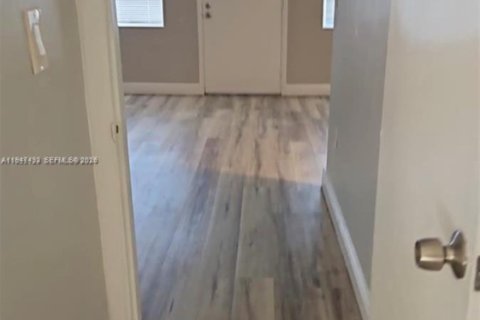 Condo in North Miami, Florida, 1 bedroom  № 2003550 - photo 11