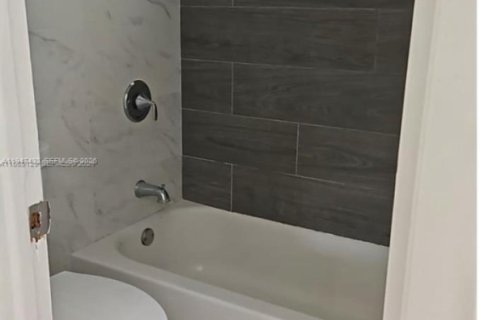 Condo in North Miami, Florida, 1 bedroom  № 2003550 - photo 15