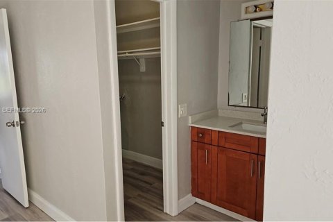 Condo in North Miami, Florida, 1 bedroom  № 2003550 - photo 13