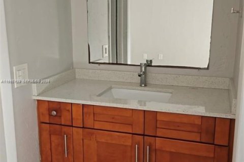 Condo in North Miami, Florida, 1 bedroom  № 2003550 - photo 19