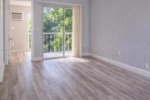 Condo in North Miami, Florida, 1 bedroom  № 2003550 - photo 9