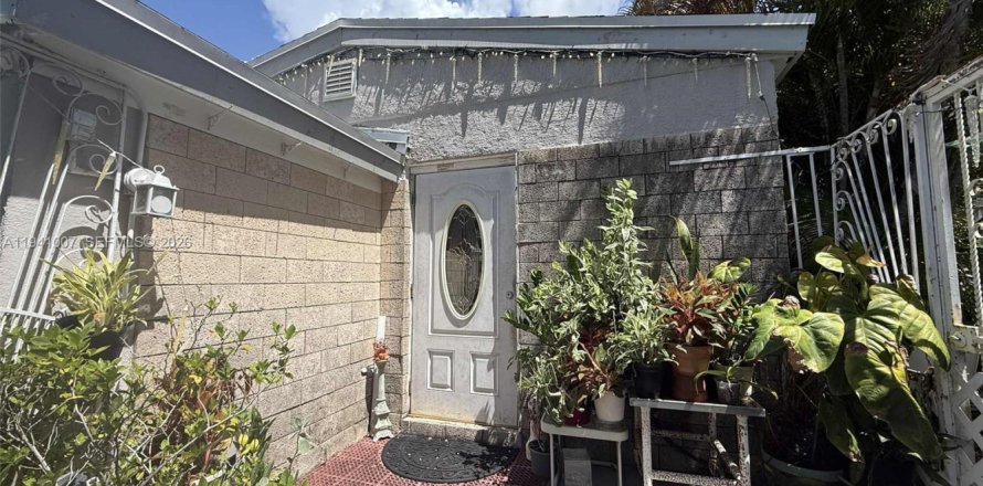 Casa en North Miami Beach, Florida 3 dormitorios, 120.22 m2 № 2000702