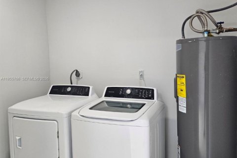 Condominio en alquiler en Miami, Florida, 3 dormitorios, 120.77 m2 № 2011157 - foto 7