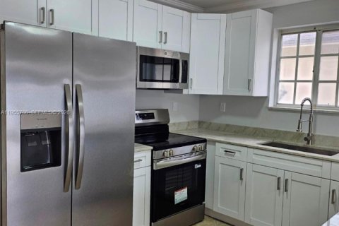 Condominio en alquiler en Miami, Florida, 3 dormitorios, 120.77 m2 № 2011157 - foto 3