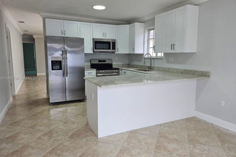 Condominio en alquiler en Miami, Florida, 3 dormitorios, 120.77 m2 № 2011157 - foto 2