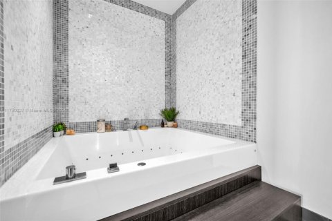 Купить кондоминиум в Майами, Флорида 2 спальни, 114.92м2, № 1981276 - фото 15