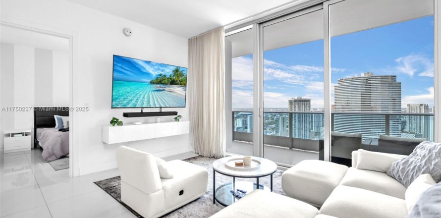 Кондоминиум с 2 спальнями в Майами, Флорида № 1981276