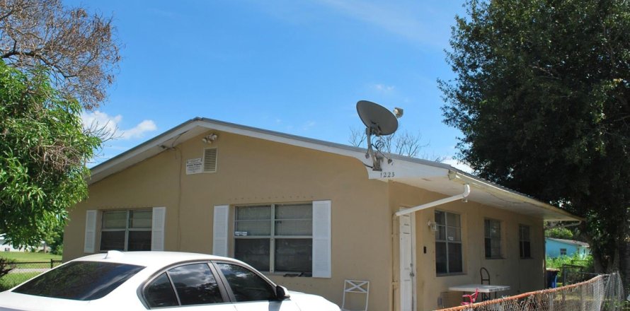 House in St. Lucie, Florida 3 bedrooms, 104.05 sq.m. № 2392045