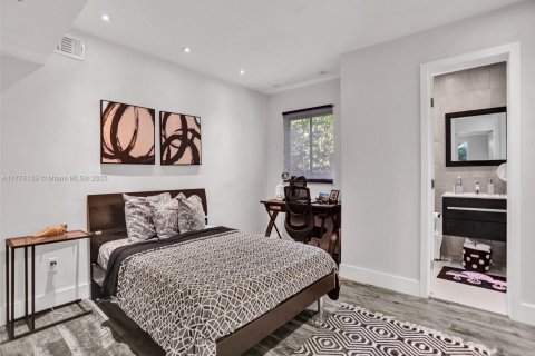 House in Miami Shores, Florida 4 bedrooms, 252.42 sq.m. № 2003568 - photo 11