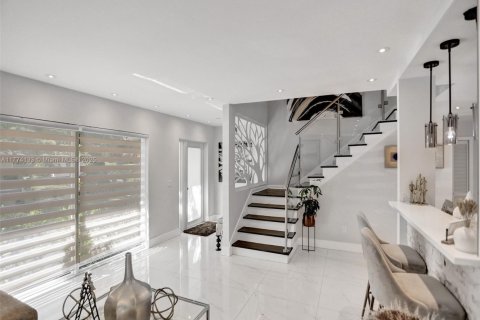 House in Miami Shores, Florida 4 bedrooms, 252.42 sq.m. № 2003568