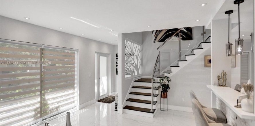 House in Miami Shores, Florida 4 bedrooms, 252.42 sq.m. № 2003568