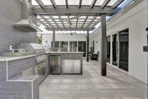 House in Miami Shores, Florida 4 bedrooms, 252.42 sq.m. № 2003568 - photo 4