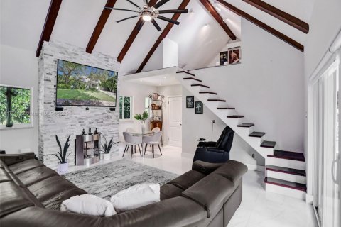 House in Miami Shores, Florida 4 bedrooms, 252.42 sq.m. № 2003568 - photo 3