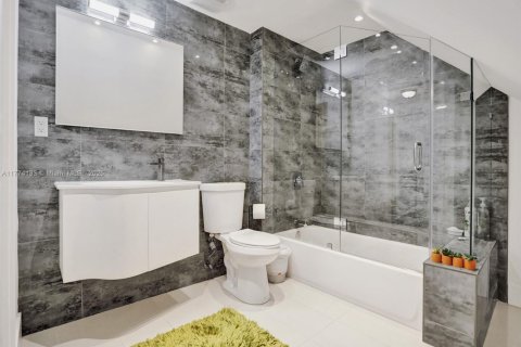 House in Miami Shores, Florida 4 bedrooms, 252.42 sq.m. № 2003568 - photo 6