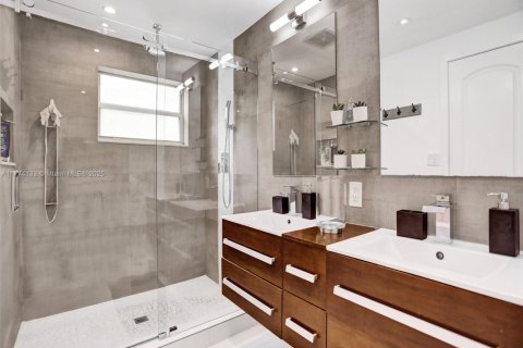 House in Miami Shores, Florida 4 bedrooms, 252.42 sq.m. № 2003568 - photo 8