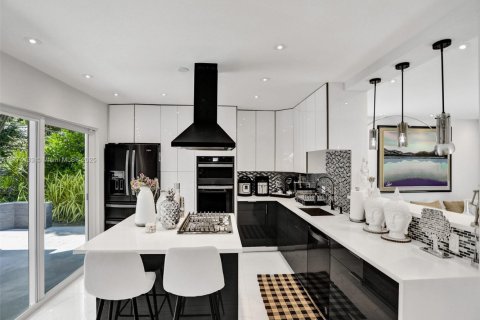 House in Miami Shores, Florida 4 bedrooms, 252.42 sq.m. № 2003568 - photo 10