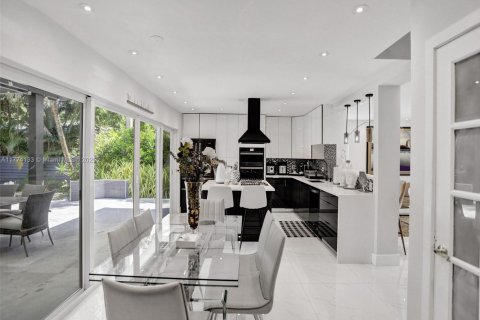 House in Miami Shores, Florida 4 bedrooms, 252.42 sq.m. № 2003568 - photo 9
