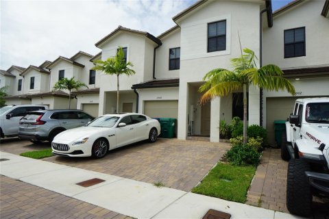 Touwnhouse à vendre à Miami, Floride: 4 chambres, 169.08 m2 № 2082366 - photo 3