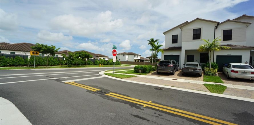 Touwnhouse à Miami, Floride 4 chambres, 169.08 m2 № 2082366
