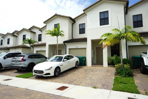 Touwnhouse à vendre à Miami, Floride: 4 chambres, 169.08 m2 № 2082366 - photo 2