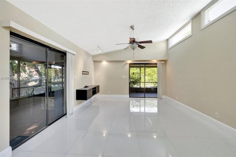 Villa ou maison à vendre à Tamarac, Floride: 2 chambres, 105.54 m2 № 2394677 - photo 3