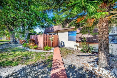 Villa ou maison à vendre à Tamarac, Floride: 2 chambres, 105.54 m2 № 2394677 - photo 19
