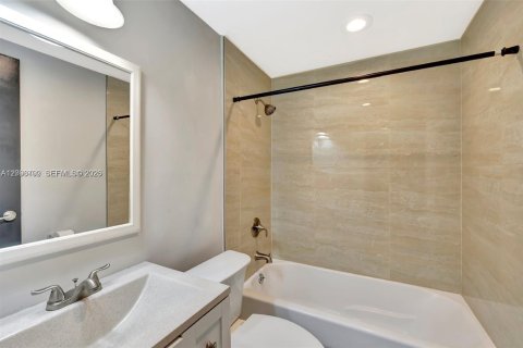 Villa ou maison à vendre à Tamarac, Floride: 2 chambres, 105.54 m2 № 2394677 - photo 15